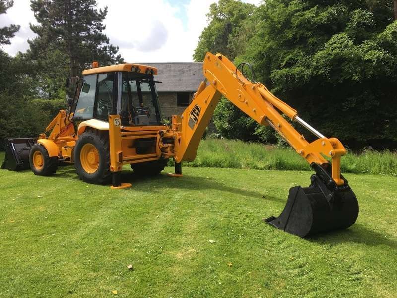 Tractopelle-JCB-3CX-2 Tractopelle polyvalent et robuste JCB 3CX 2002 – Image 1