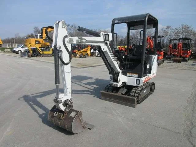 a4-2-4 BOBCAT 320 + 3 GODETS – Mini Pelle 1.5T – Image 1